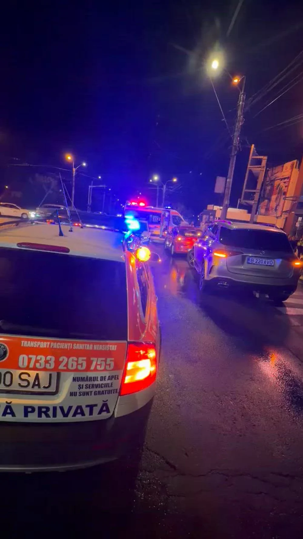Scene șocante în Galați. Două persoane rănite de un autoturism proiectat pe scările unui restaurant după ce a lovit 4 mașini. Șoferul a fugit