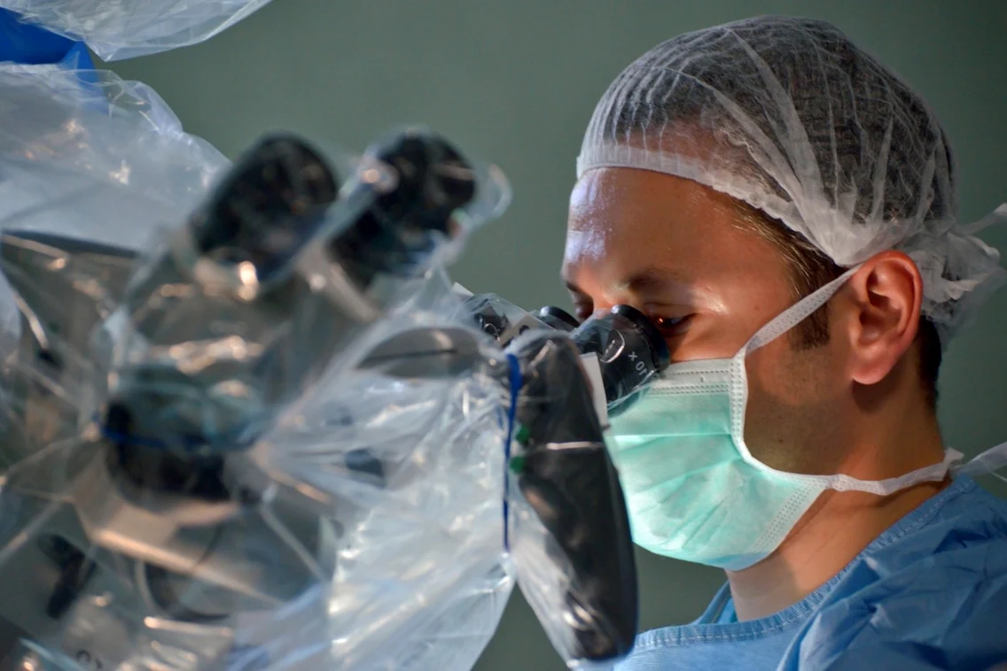 Dr. Ştefan Mindea - neurochirurgul venit de la Stanford la Constanţa - care a inventat tehnica ultra minim invazivă la nivel lombar şi cervical Sursa mindea.ro