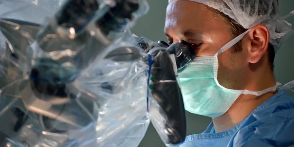 Dr. Ştefan Mindea - neurochirurgul venit de la Stanford la Constanţa - care a inventat tehnica ultra minim invazivă la nivel lombar şi cervical Sursa mindea.ro