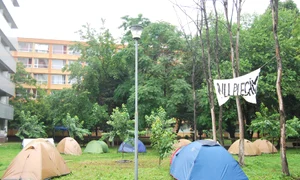 Studenţii şi au montat  corturile în campusul  Grozăveşti jpeg