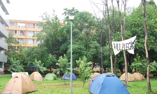 Studenţii şi au montat  corturile în campusul  Grozăveşti jpeg