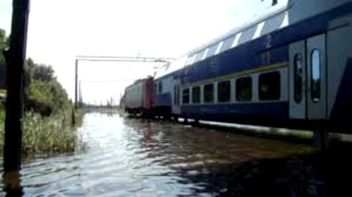 
    Două trenuri stau blocate în apă cu tot cu pasageri   
