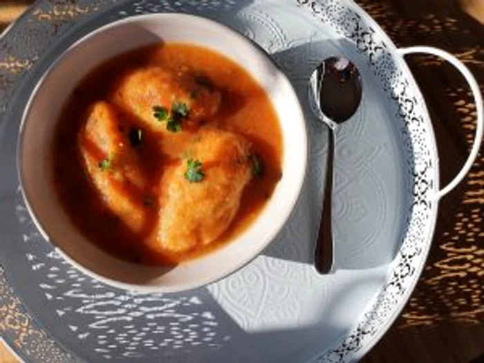 Supă cremă cu roşii şi găluşte. 