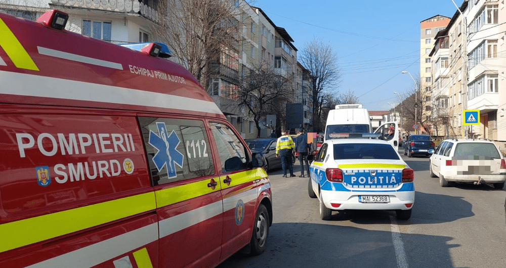 Un şofer nu va mai uita că îi trebuie şi extinctor. Poliţiştii din Neamţ au salvat un microbuz