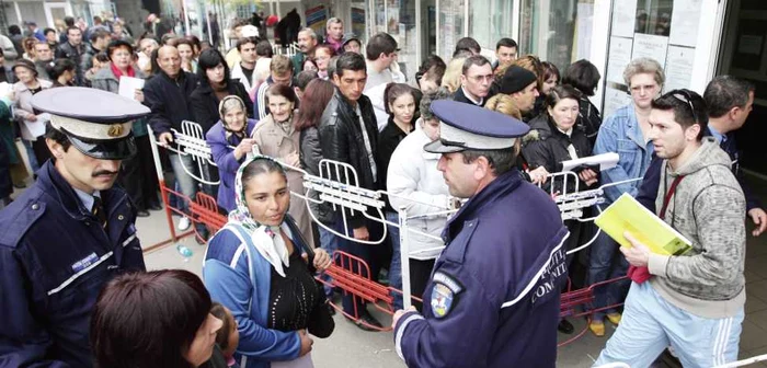 Poliţiştii comunitari au asigurat ordinea la intrarea în sediul instituţiei