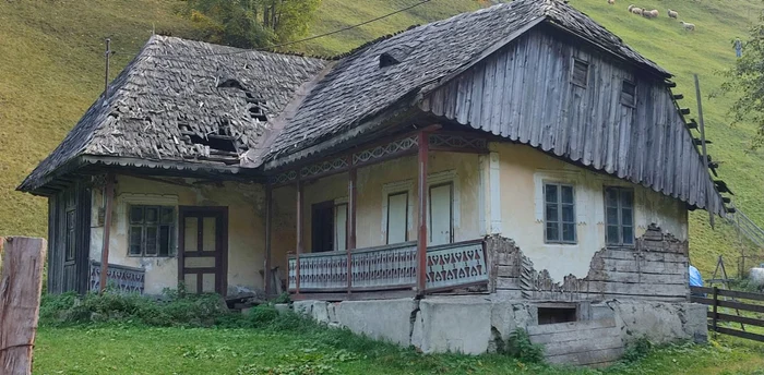 Casă părăsită într-un sat din România. Foto: Facebook