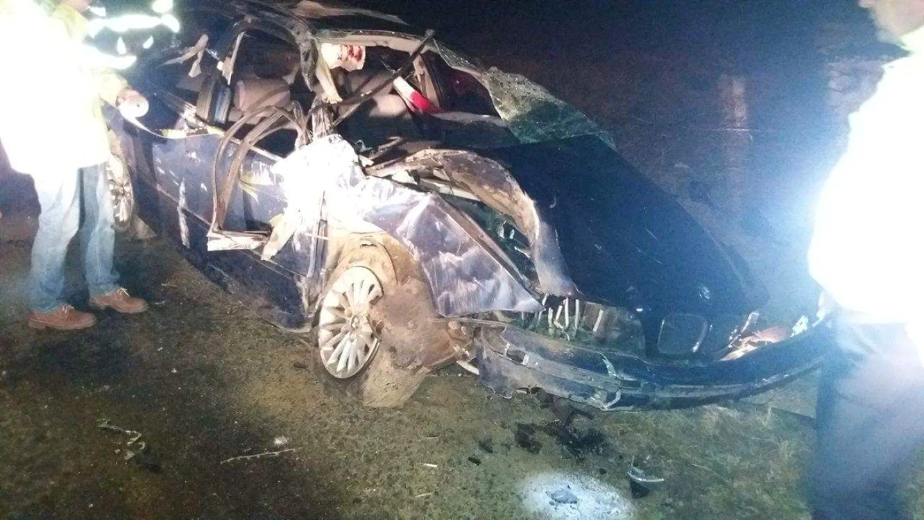 Unul dintre pasageri a fost scos din maşină folosindu-se echipamentul de descarcerare FOTo: ISU Olt