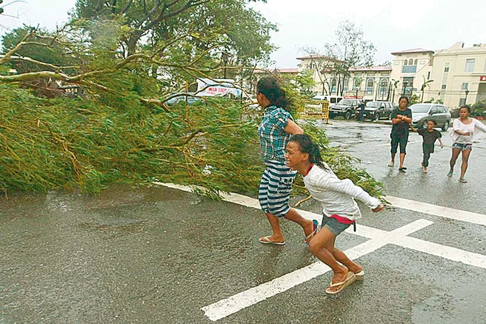 Supravieţuitorii se plimbă  neputincioşi, sperând să mai  salveze ceva de sub dărâmături (Fotografii: Reuters)