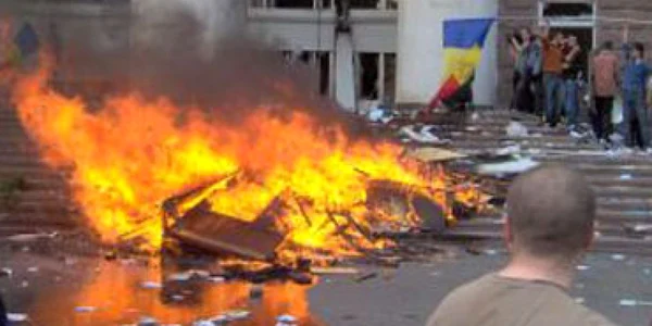 VIDEO Drapel românesc, incendiat la Chişinău