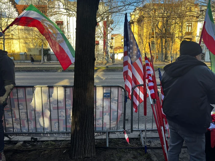 Steaguri americane la protestul împotriva regimului din Iran. FOTO: Adevărul