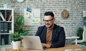barbat cu ochelari la laptop jpg