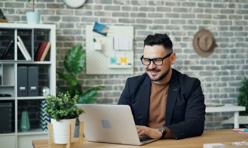 barbat cu ochelari la laptop jpg