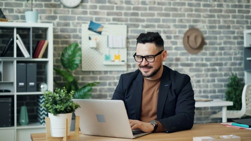 barbat cu ochelari la laptop jpg