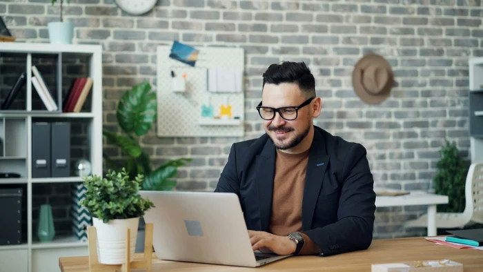 barbat cu ochelari la laptop jpg