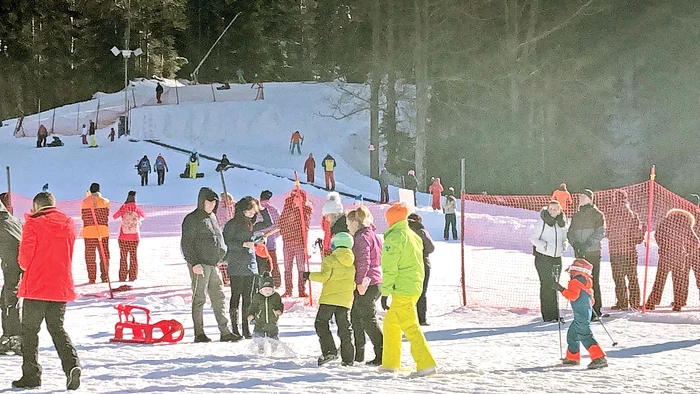 În Azuga se regăsesc 7 pârtii de schi cu o lungime  totală de 7 kilometri şi &nbsp;instalaţii pe cablu,  telegondolă, teleschi, baby schi şi bandă 