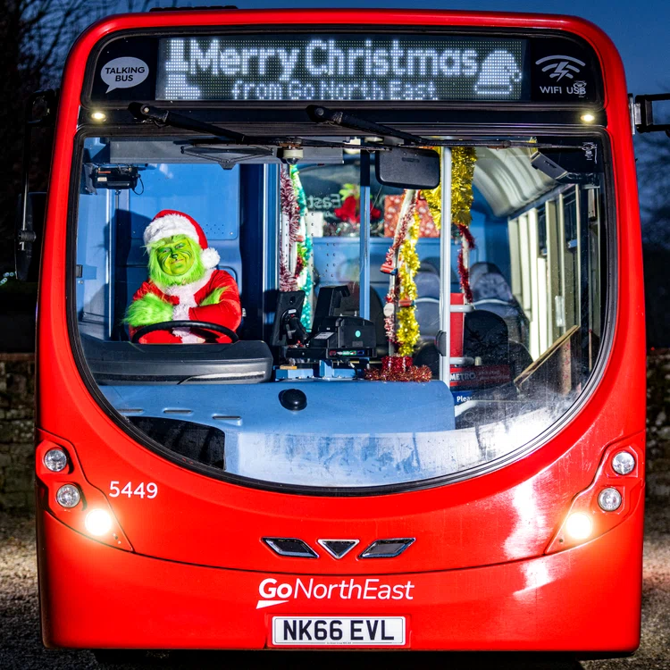 Șoferița de autobuz Julie Richardson, costumată în Grinch