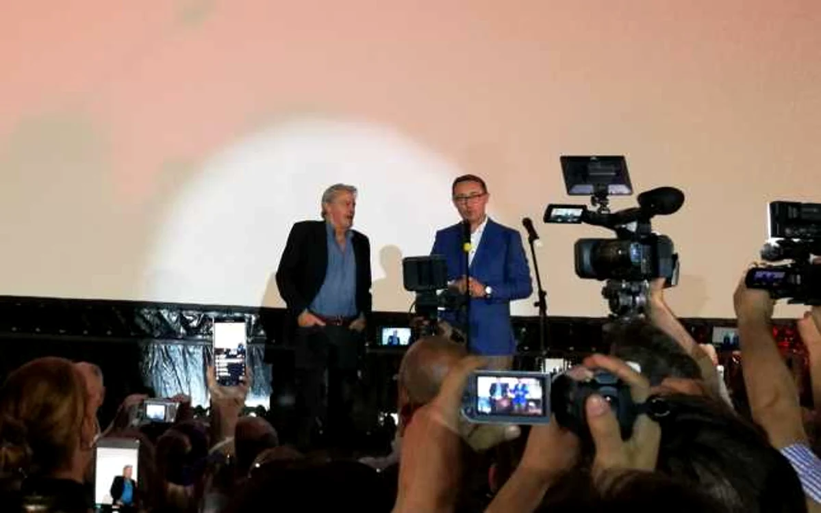 Alain Delon pe scena din Piaţa Unirii. FOTO: Remus Florescu