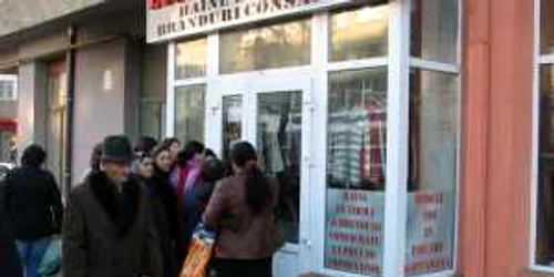 Botoşani: Oamenii au aşteptat deschiderea magazinului second hand 