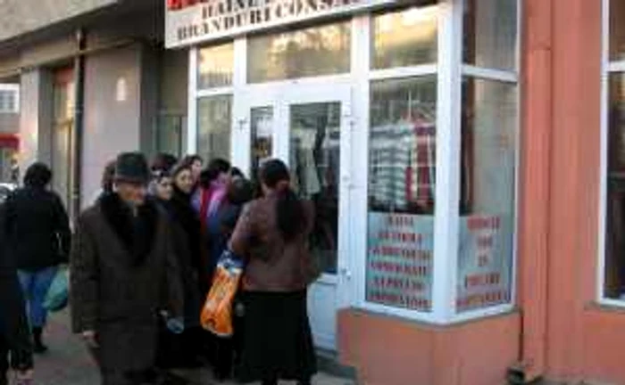 Botoşani: Oamenii au aşteptat deschiderea magazinului second hand