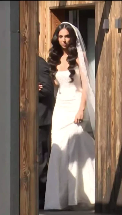 Poza pentru articolul Apariție de milioane la nunta lui Dorian Popa! Rochia spectaculoasă purtată de soția lui, Andreea, a furat toate privirile