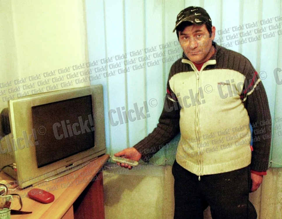 
    Din cauza penelor  dese de curent, lui  Florin Mite i s-a stricat televizorul de mai multe ori (Fotografii: Dan Bistriţeanu)  