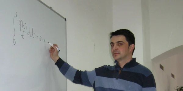 Daniel Breaz este profesor de Matematică