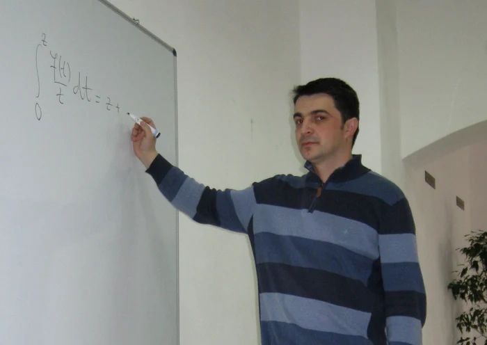 Daniel Breaz este profesor de Matematică
