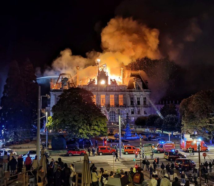 Un suspect asociat extremei stângi, arestat după incendiul care a distrus primăria din Limoges, Franța