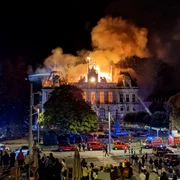 Clădirea primăriei din Limoges distrusă de incendii în timpul protestelor din Franța