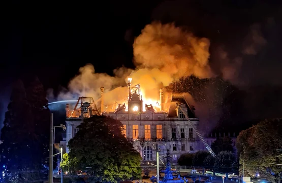 Clădirea primăriei din Limoges distrusă de incendii în timpul protestelor din Franța