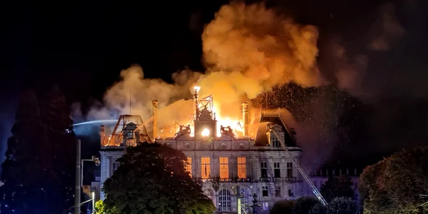 Clădirea primăriei din Limoges distrusă de incendii în timpul protestelor din Franța