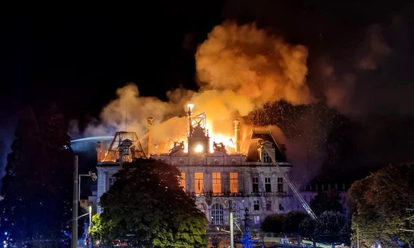 Clădirea primăriei din Limoges distrusă de incendii în timpul protestelor din Franța