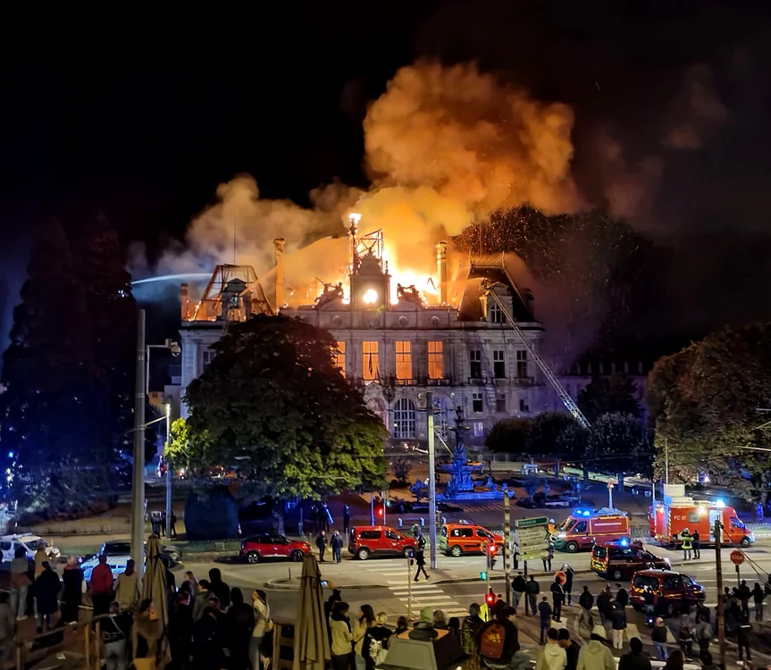 Clădirea primăriei din Limoges distrusă de incendii în timpul protestelor din Franța