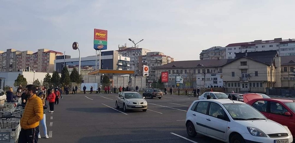 Parcările centrelor comerciale din București ar putea fi folosite pe timp de noapte, cu abonament, de locuitorii din zonă