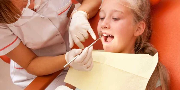 copil la dentist FOTO 123RF