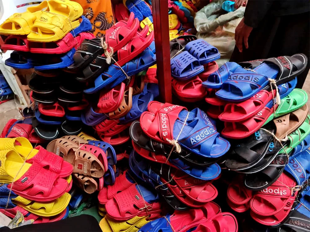 Când vine în România, strânge multe donaţii pentru copiii africani