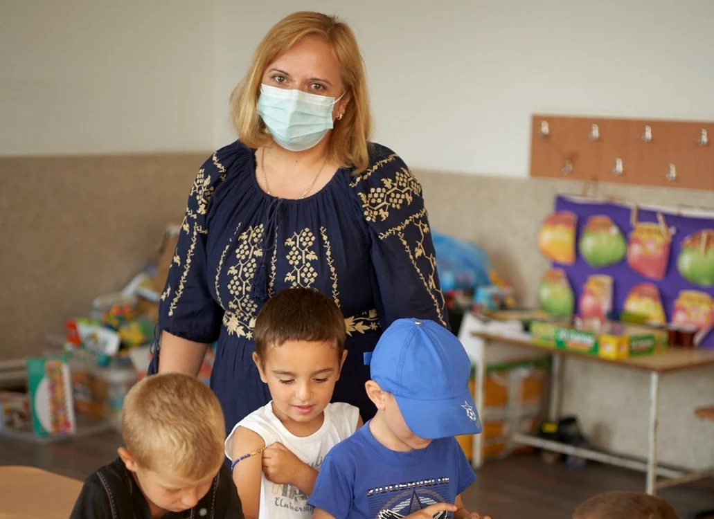 Sabina Dorin alături de micuţii săi elevi FOTO Teach for Romania