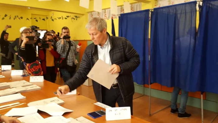 Dacian Cioloş a votat la ora 8, la Zalău FOTO Andreea Vilcovschi