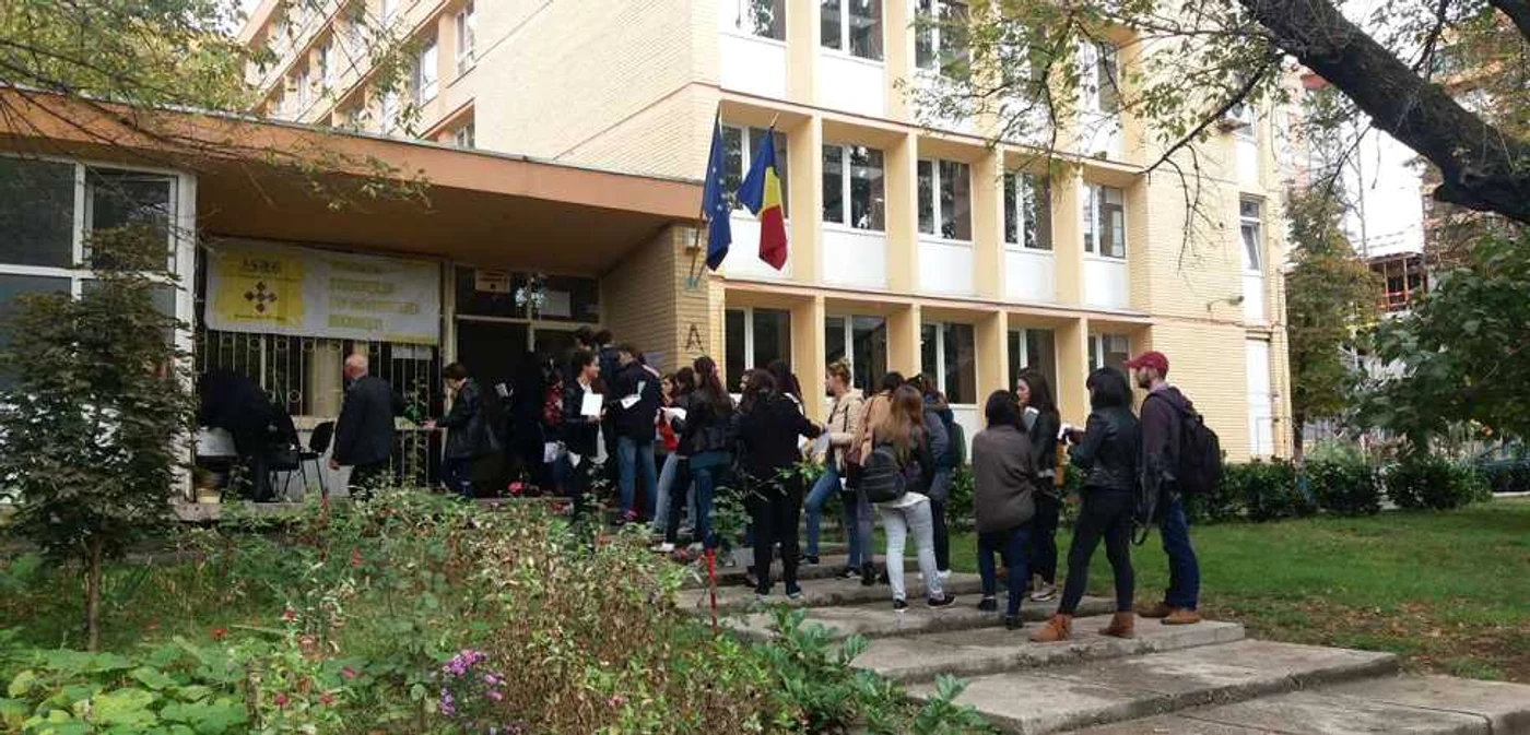 Studenţii stau la coadă pentru a încheia contractul de cazare FOTO Nicoleta Onofrei