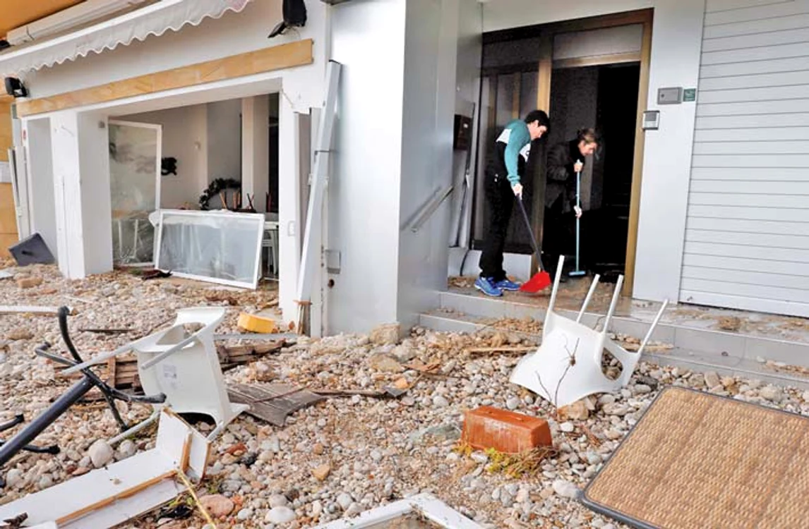 Majoritatea caselor din satul Javea, Alicante, au fost avariate de vânturile de 110 km/h