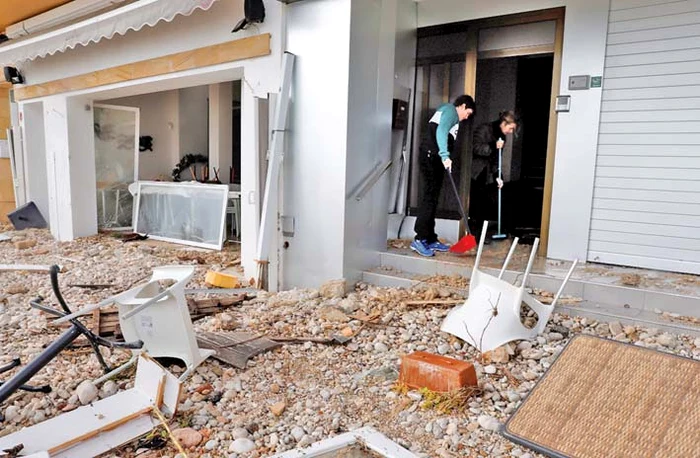 Majoritatea caselor din satul Javea, Alicante, au fost avariate de vânturile de 110 km/h