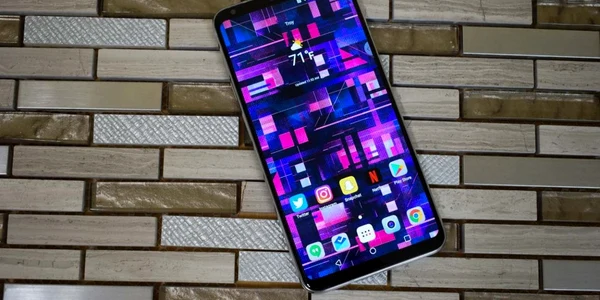 lg v30 android headlines