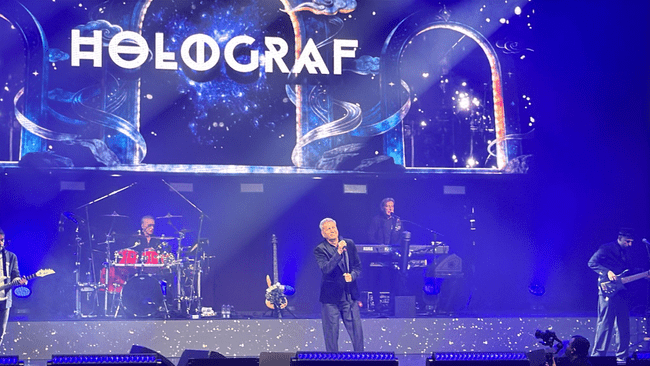 Concert emoționant Holograf la Sala Palatului, „în onoarea și amintirea celui care a fost Iulian Vrabete”. Pe scenă a urcat fiul regretatului basist