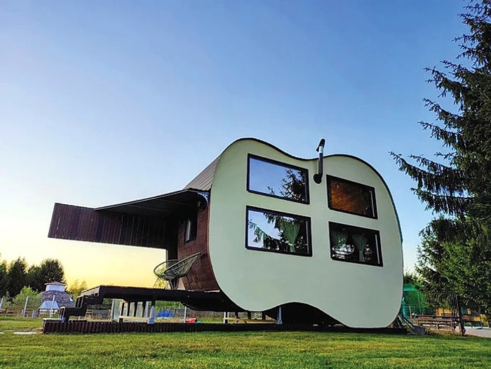 În spate, casa are 4 geamuri FOTO: Symphony Tiny House Resort