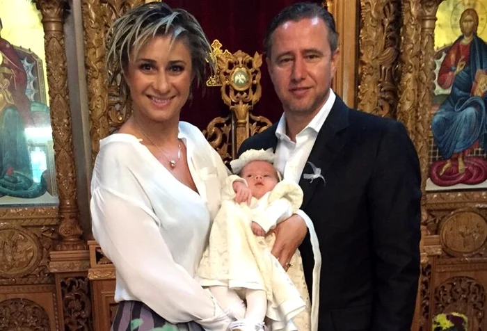 
    Anamaria şi Laurenţiu, alături de micuţa Kira şi mama ei, OanaFoto: Arhiva personală  