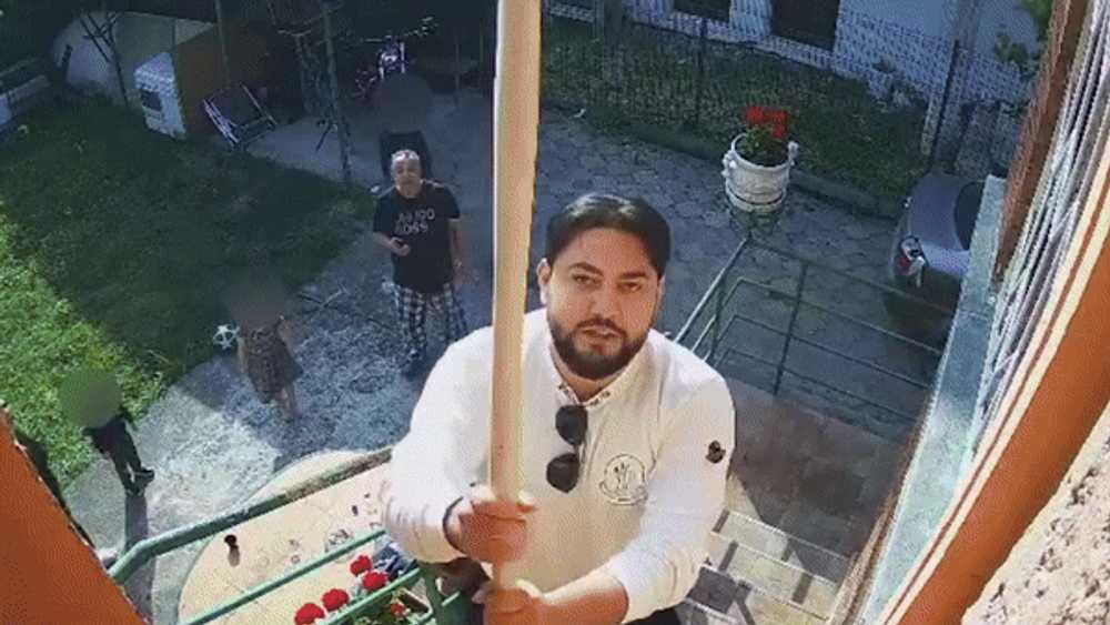 Cum este terorizată de vecini o familie din Timișoara: „Coșmarul durează de 20 de ani, defilează cu topoare și cu un pistol prin curte” VIDEO 