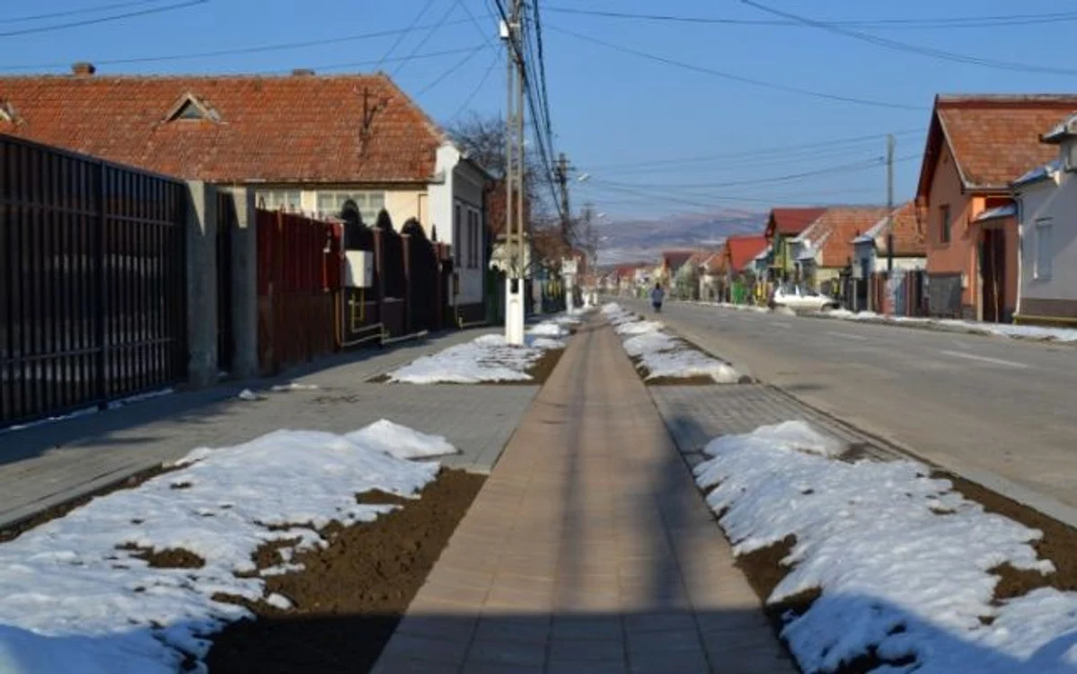 Comuna are 26 km de drumuri asfaltate și 2 km de pistă pentru biciclete 