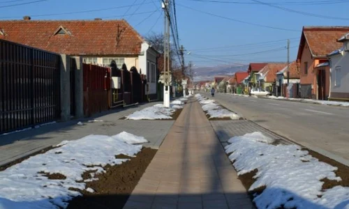 Comuna are 26 km de drumuri asfaltate și 2 km de pistă pentru biciclete  jpeg