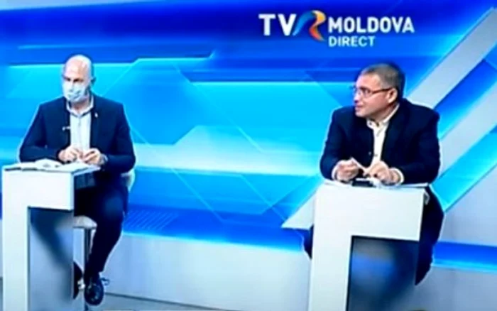 Renato Usatîi (dreapta) şi Vladimir Bolea la prima dezbatere organizată de TVR Moldova în campania pentru alegerile prezidenţiale de la 1 noiembrie Captură YouTube/ TVR Moldova