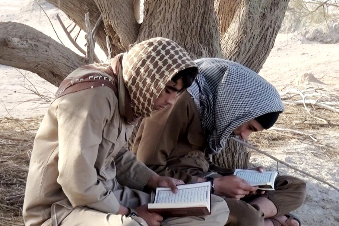 Soldaţi ISIS citesc Coranul într-o imagine de propagandă FOTO Mediafax/Hepta
